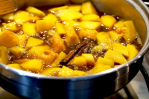 Kürbis mit Gewürzen kochen