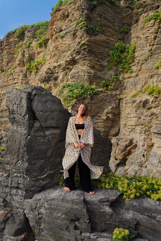 Frau in Felslandschaft mit handbedrucktem Kimono